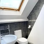 Spacious Five-bedroom House Close To Centre - Orchid House 约克