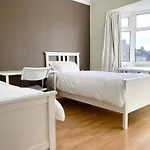 Spacious Five-bedroom House Close To Centre - Orchid House * 约克