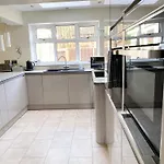 Spacious Five-bedroom House Close To Centre - Orchid House * 约克