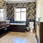 Spacious Five-bedroom House Close To Centre - Orchid House *