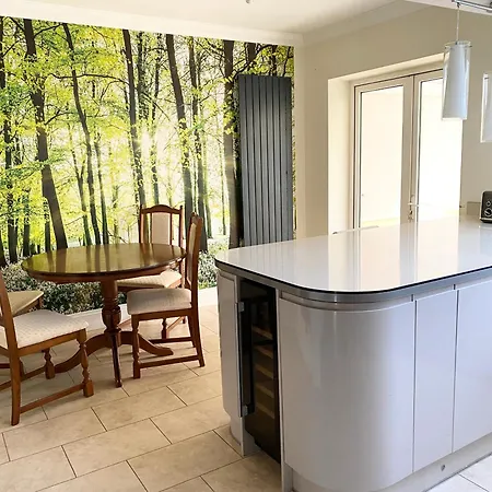 Spacious Five-bedroom House Close To Centre - Orchid House Holiday home *