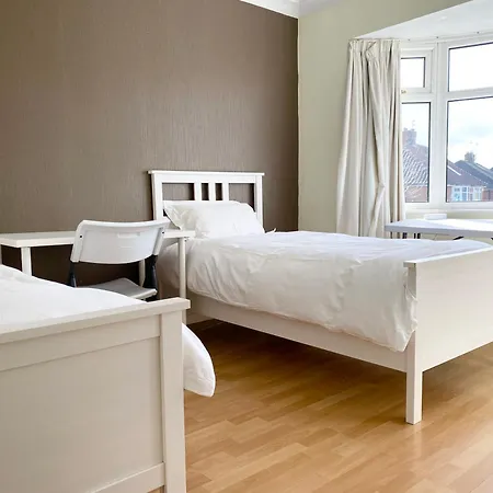 Spacious Five-bedroom House Close To Centre - Orchid House * York