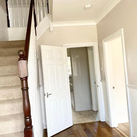 Spacious Five-bedroom House Close To Centre - Orchid House Holiday home