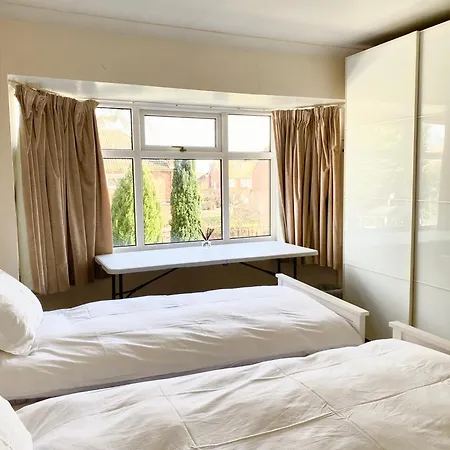 Spacious Five-bedroom House Close To Centre - Orchid House Сasa de vacaciones York