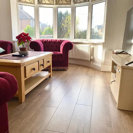 Spacious Five-bedroom House Close To Centre - Orchid House *
