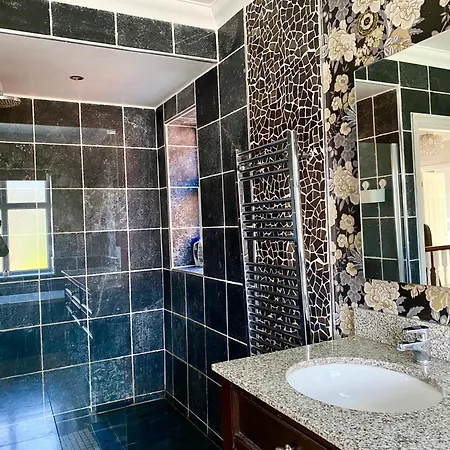 Spacious Five-bedroom House Close To Centre - Orchid House * York