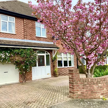 Spacious Five-bedroom House Close To Centre - Orchid House 约克
