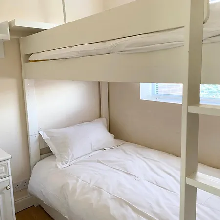 Spacious Five-bedroom House Close To Centre - Orchid House 펜션 요크