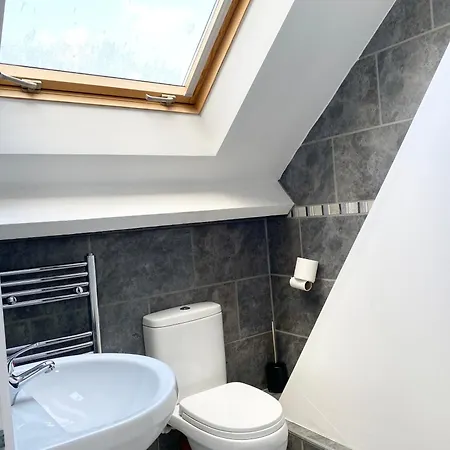 Spacious Five-bedroom House Close To Centre - Orchid House 요크