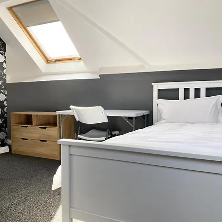 Spacious Five-bedroom House Close To Centre - Orchid House 펜션 요크