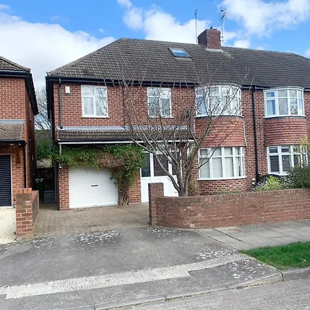 Spacious Five-bedroom House Close To Centre - Orchid House 요크