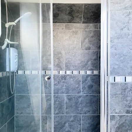 Spacious Five-bedroom House Close To Centre - Orchid House 펜션