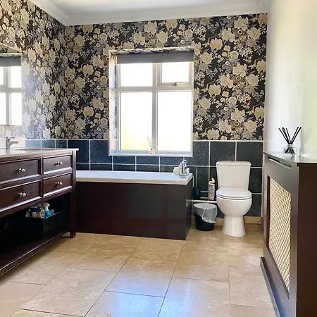 Spacious Five-bedroom House Close To Centre - Orchid House *